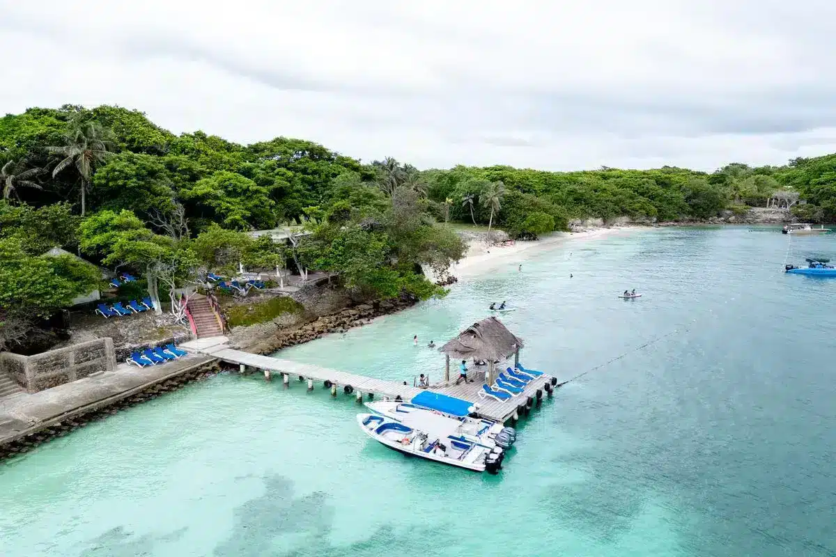 Nativa Beach en las Islas del Rosario con aguas cristalinas